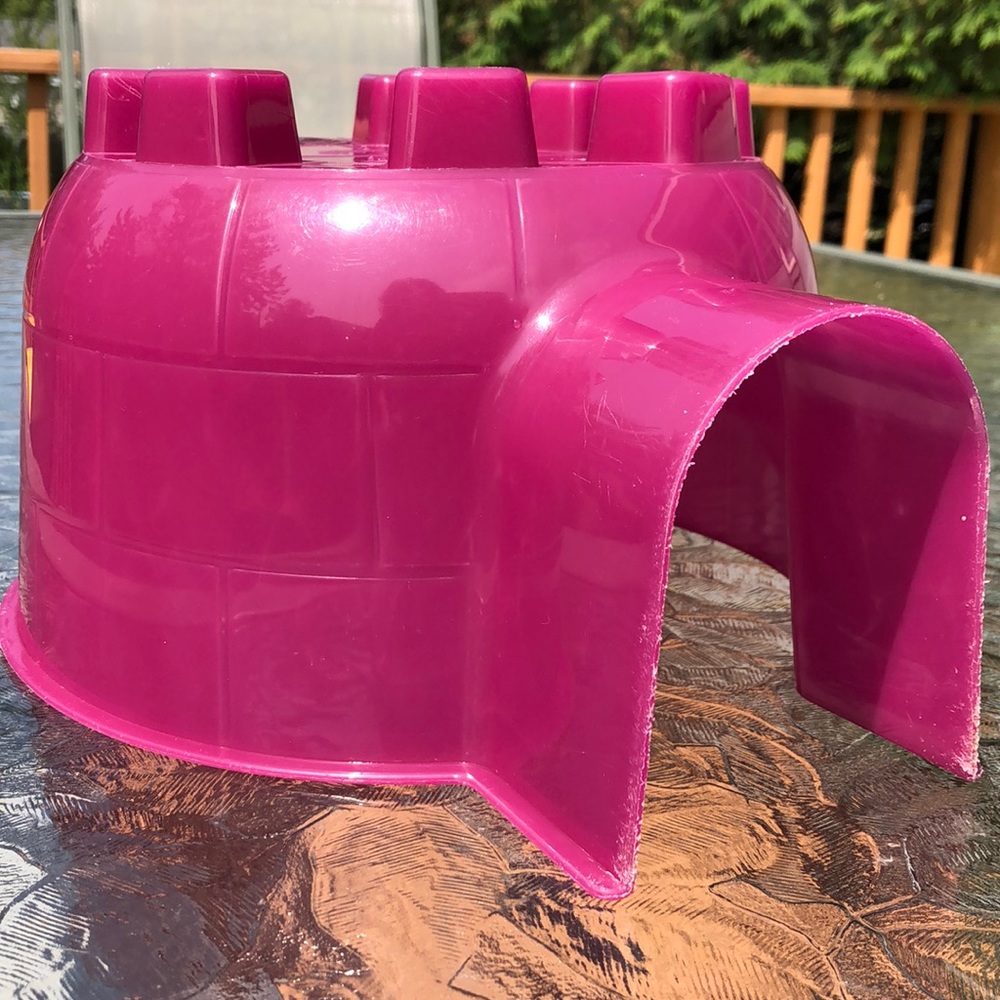 Igloo hideout for small animals/pets